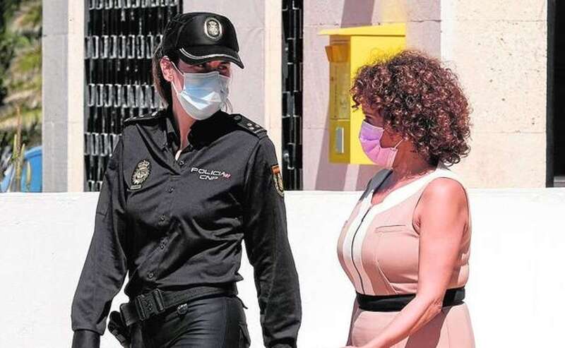 La magistrada María Auxiliadora Díaz conversa con una inspectora de la Policía Nacional/Cober/Canarias7.